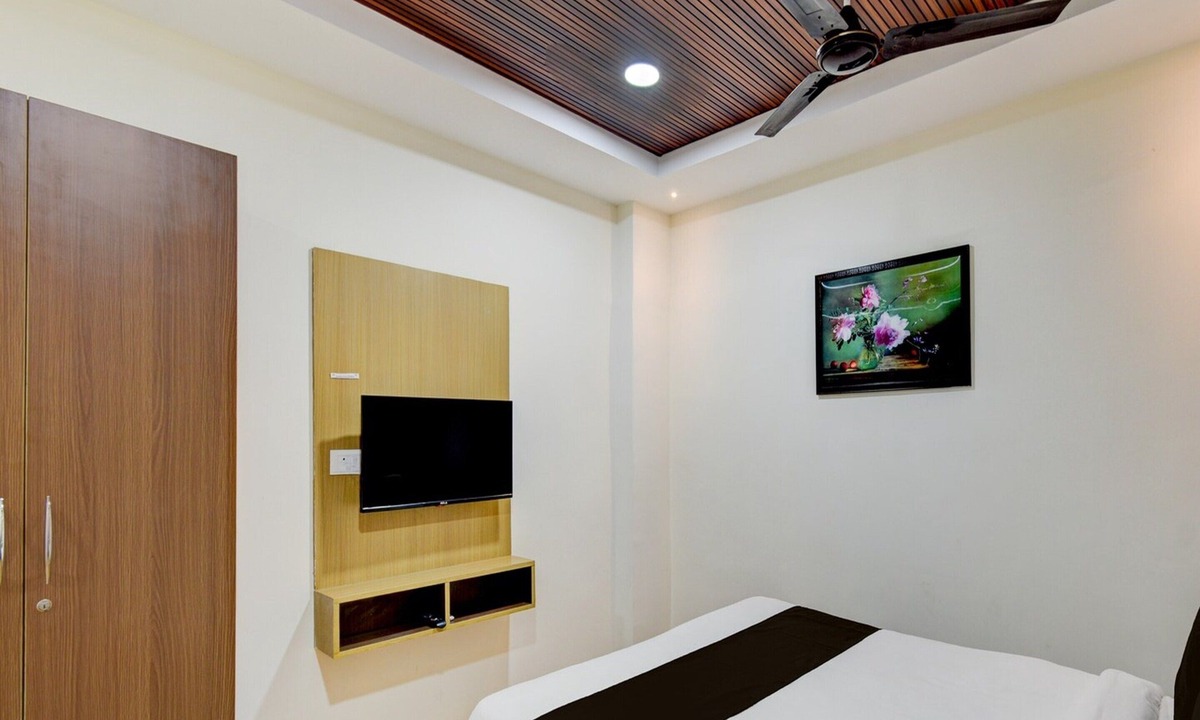 Hyderabad House | Deluxe Super Collection O Kollur Prime