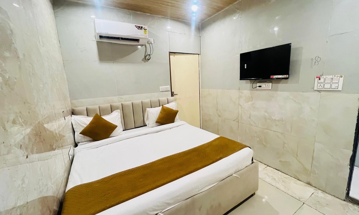 Kalkaji Hotel | Roomshala Hotel Golden Residency