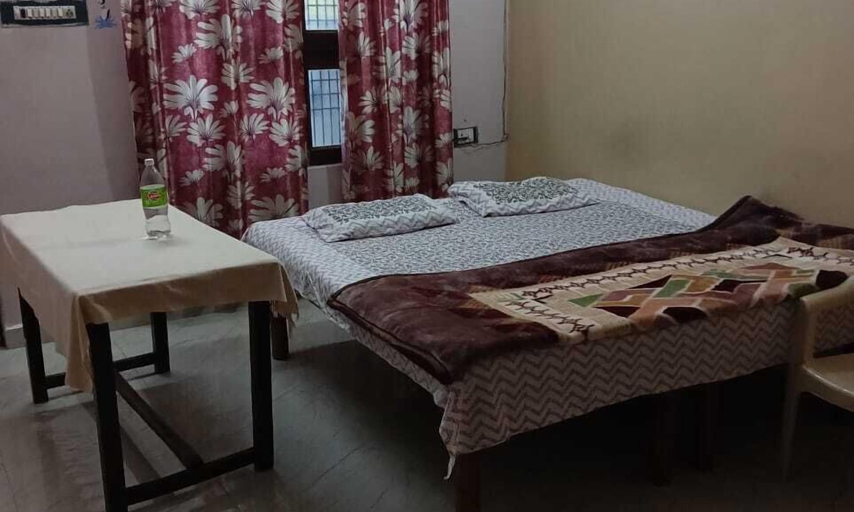 Jhusi Hotel | Shri Hari Sadan