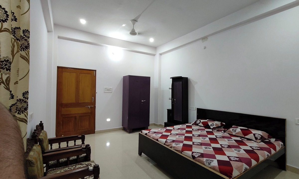 Varanasi Apartment | Green View Apartment,Entire 2 bedroom apartment with private kitchen and parking