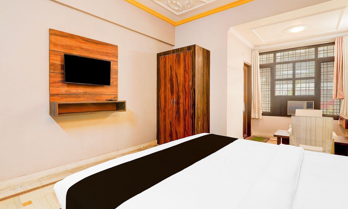 Indira Nagar House | Super Deluxe Room Vibrant Inn
