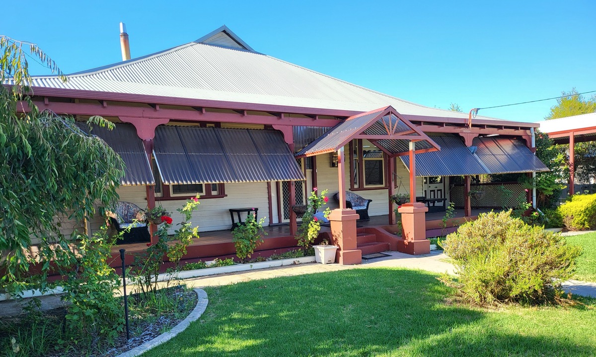 Collie House | COLLIE RETREAT Large 1925 home 5 minute walk to town 2 toilets