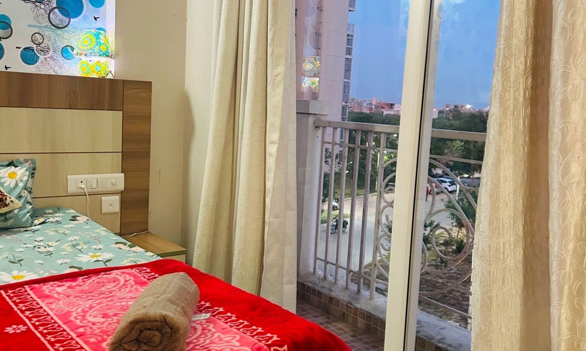 Vrindavan Apartment | Cozy 1-Bedroom Apartment in Vrindavan with Balcony & AC