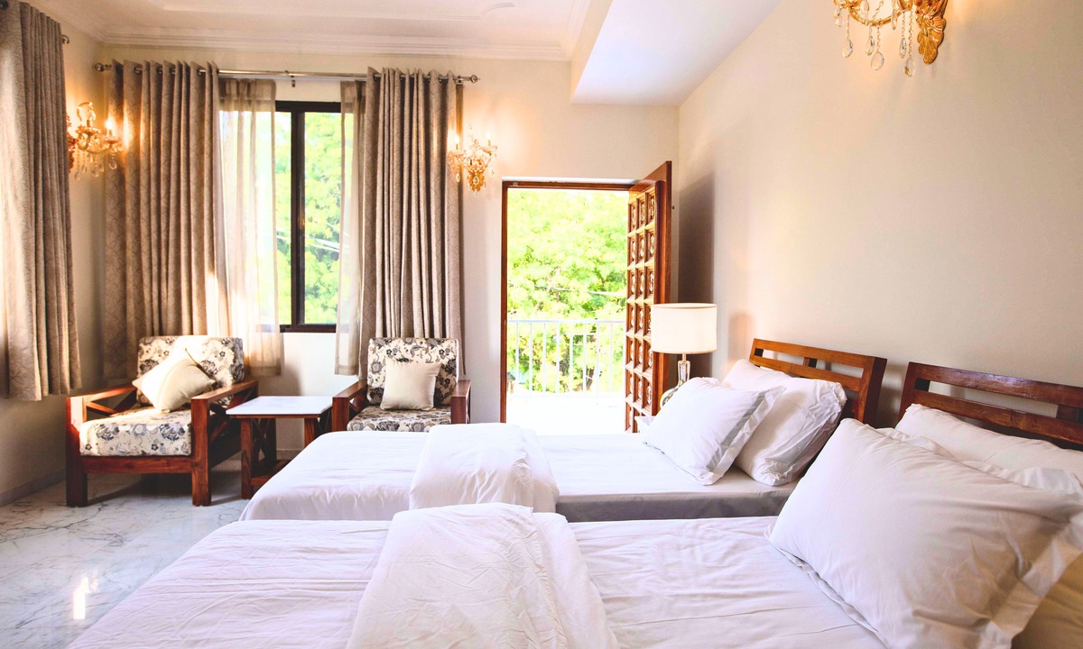 Sainik Farm Apartment | Luxurious Italian Family House: 3 Large Ensuite-Bedrooms With Private Balconies
