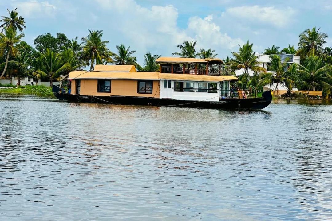 Alappuzha Boat Rental | Triptgo 2 Bedroom Upper deck Houseboat
