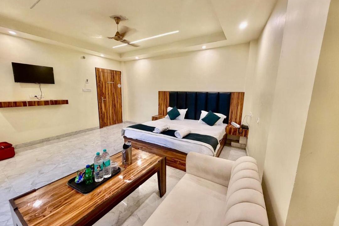 Mohanlalganj Hotel | Shree Krishna Palace Hotel - Couple Friendly