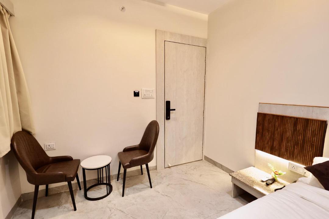 Sanwer Hotel | Hotel Maniratna Premium