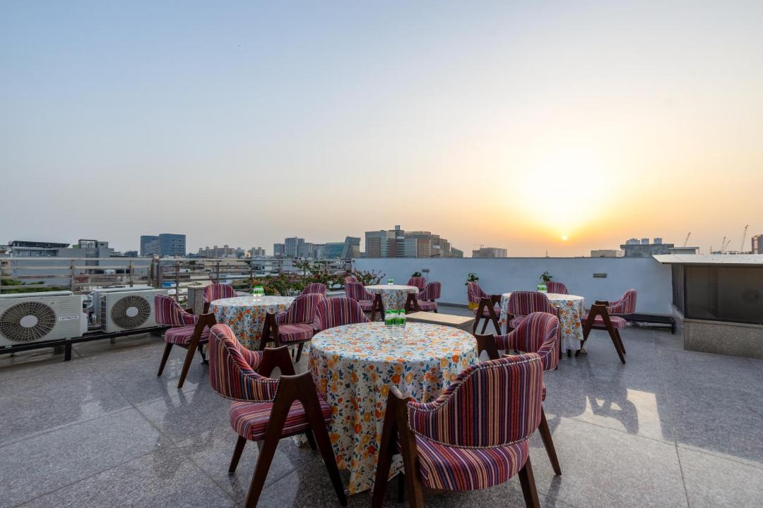 DLF Phase 3 Hotel | Haris Court Cyber City