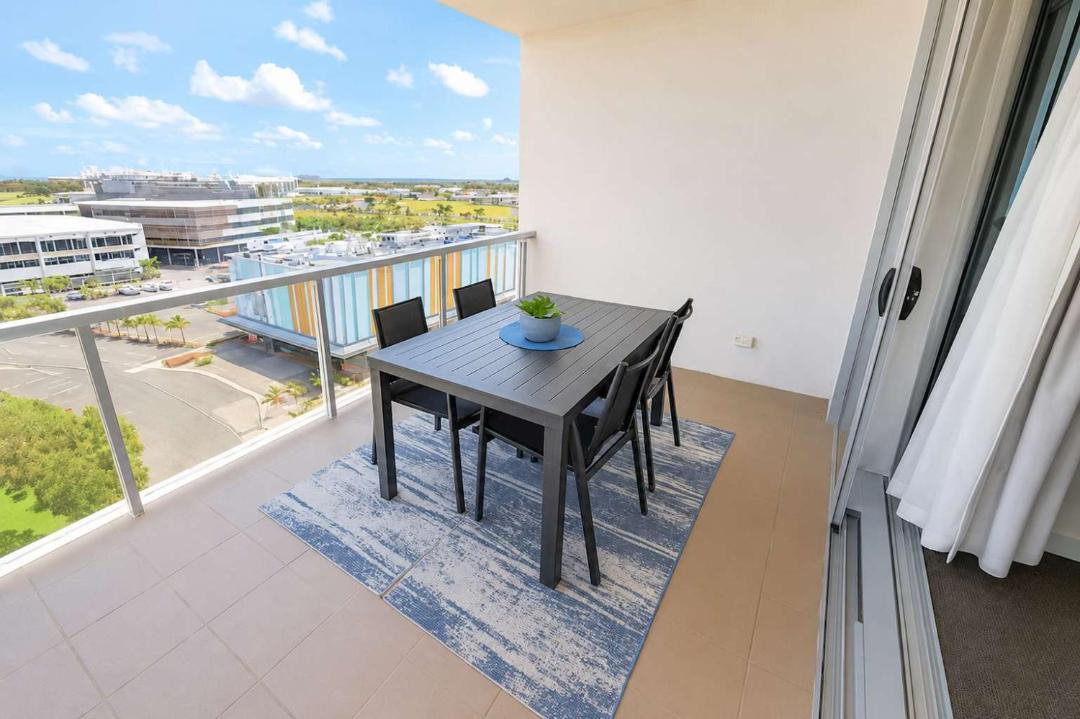 Townsville Apartment | Townsville 2 Bedroom Apartment with Pool, Balcony & Parking