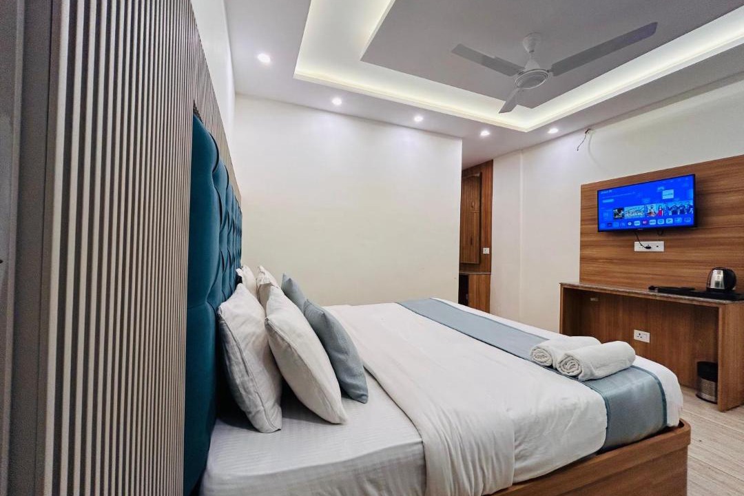 The Mall Road Hotel | The Oakleaf Retreat - A Near Mall Road With Parking