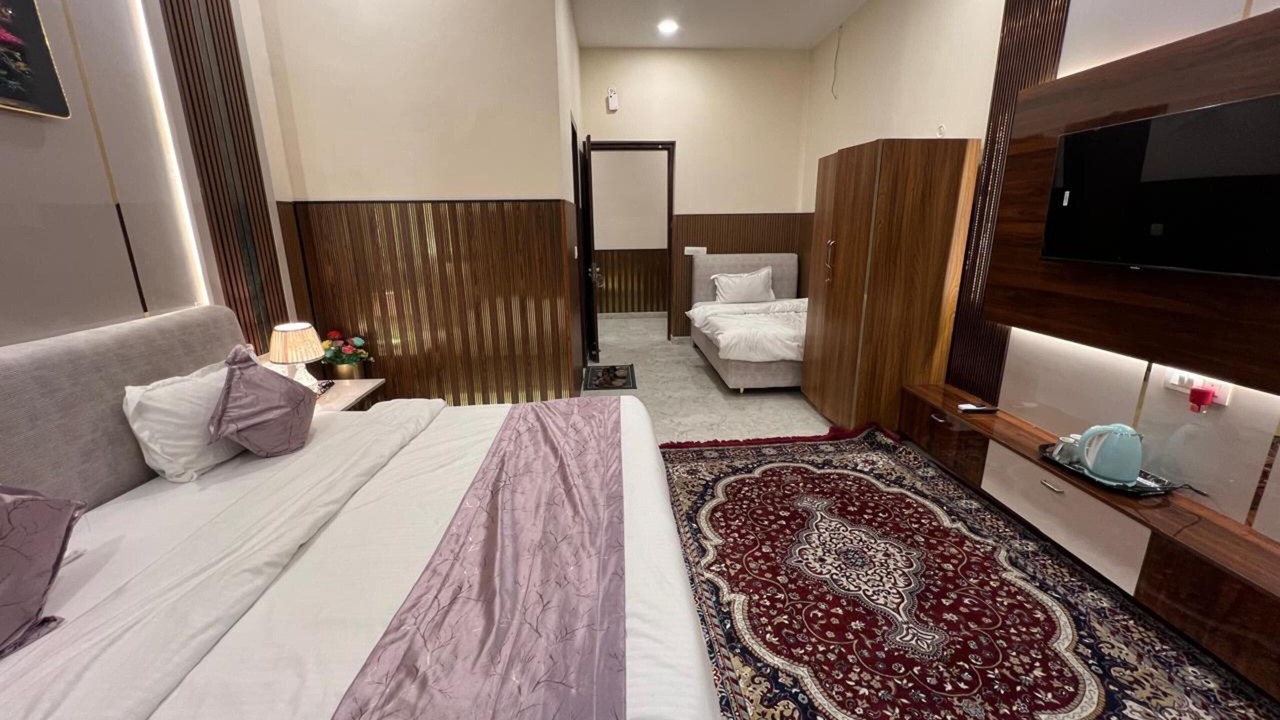 Photo of Bedroom in Hasanpur