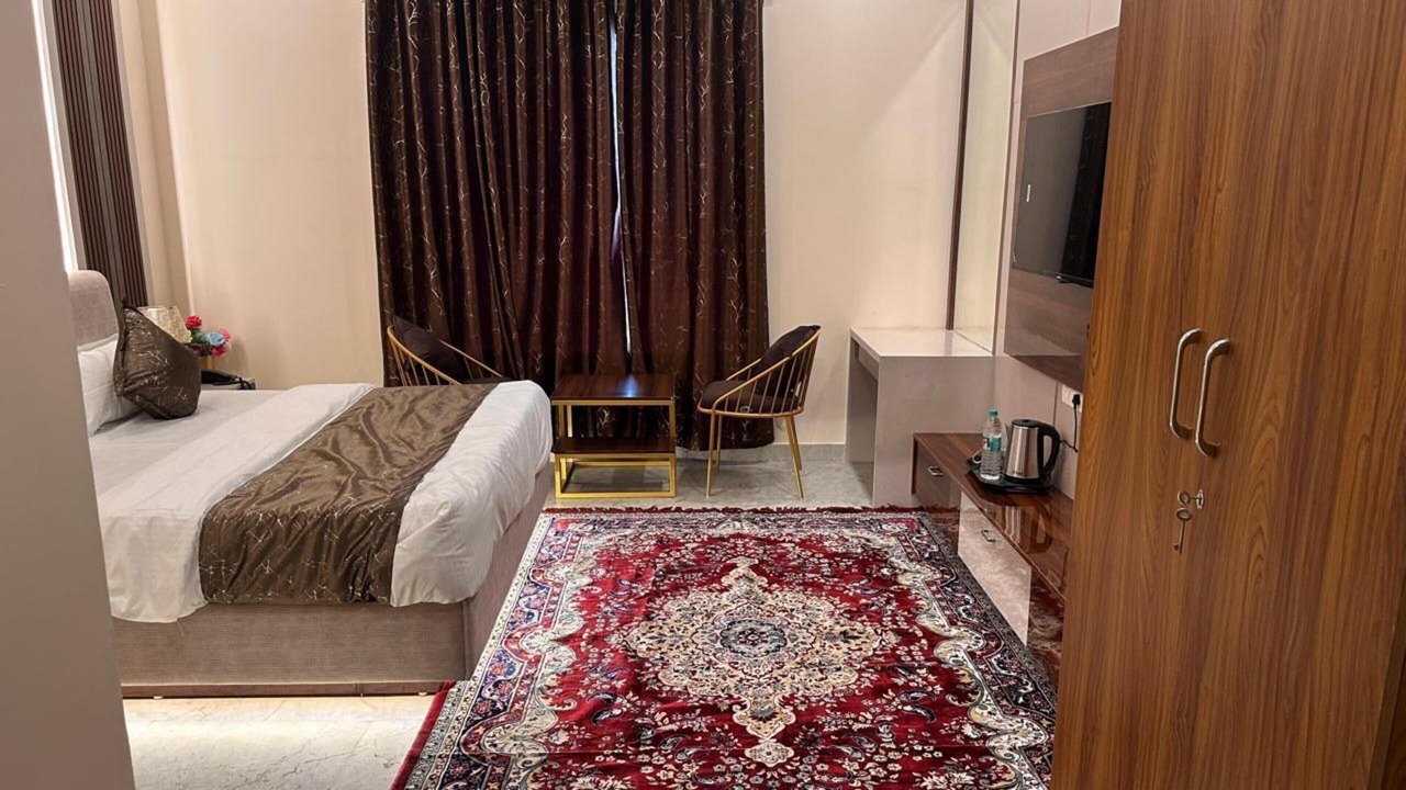 Photo of Bedroom in Hasanpur