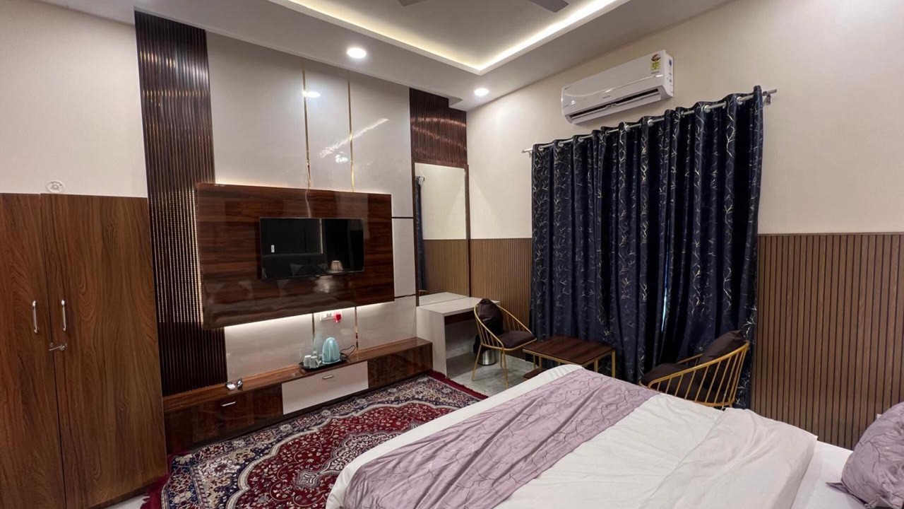 Photo of Bedroom in Hasanpur
