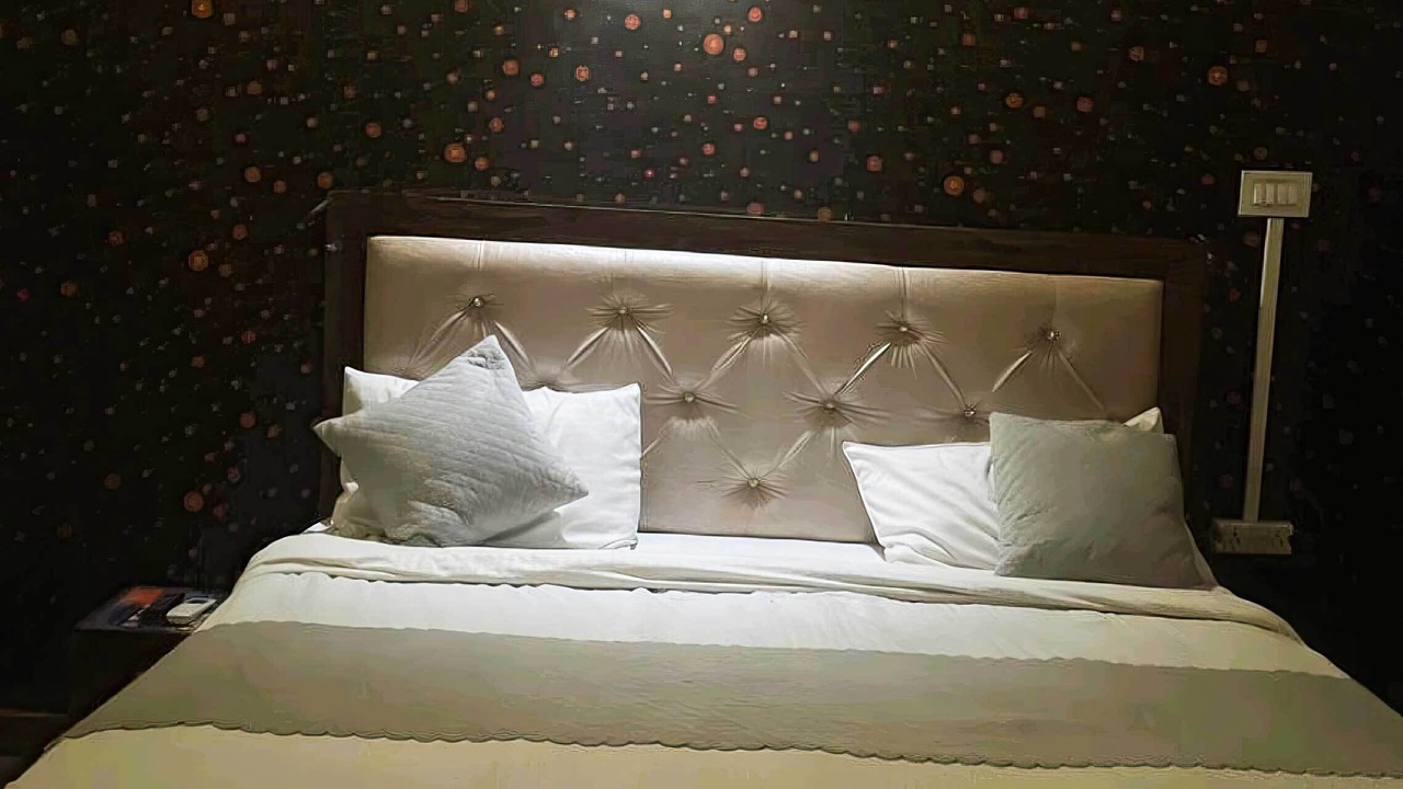 Photo of Bedroom in Taj Ganj