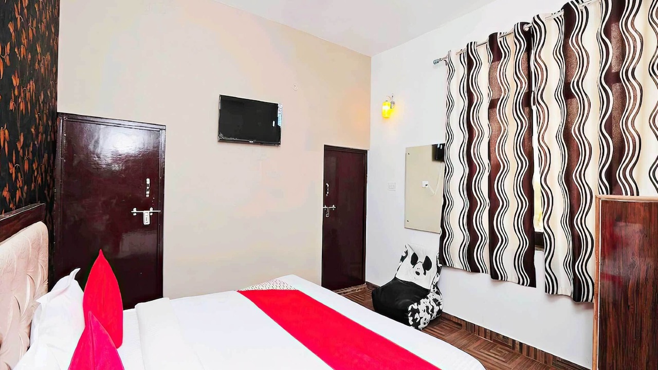 Photo of Bedroom in Taj Ganj