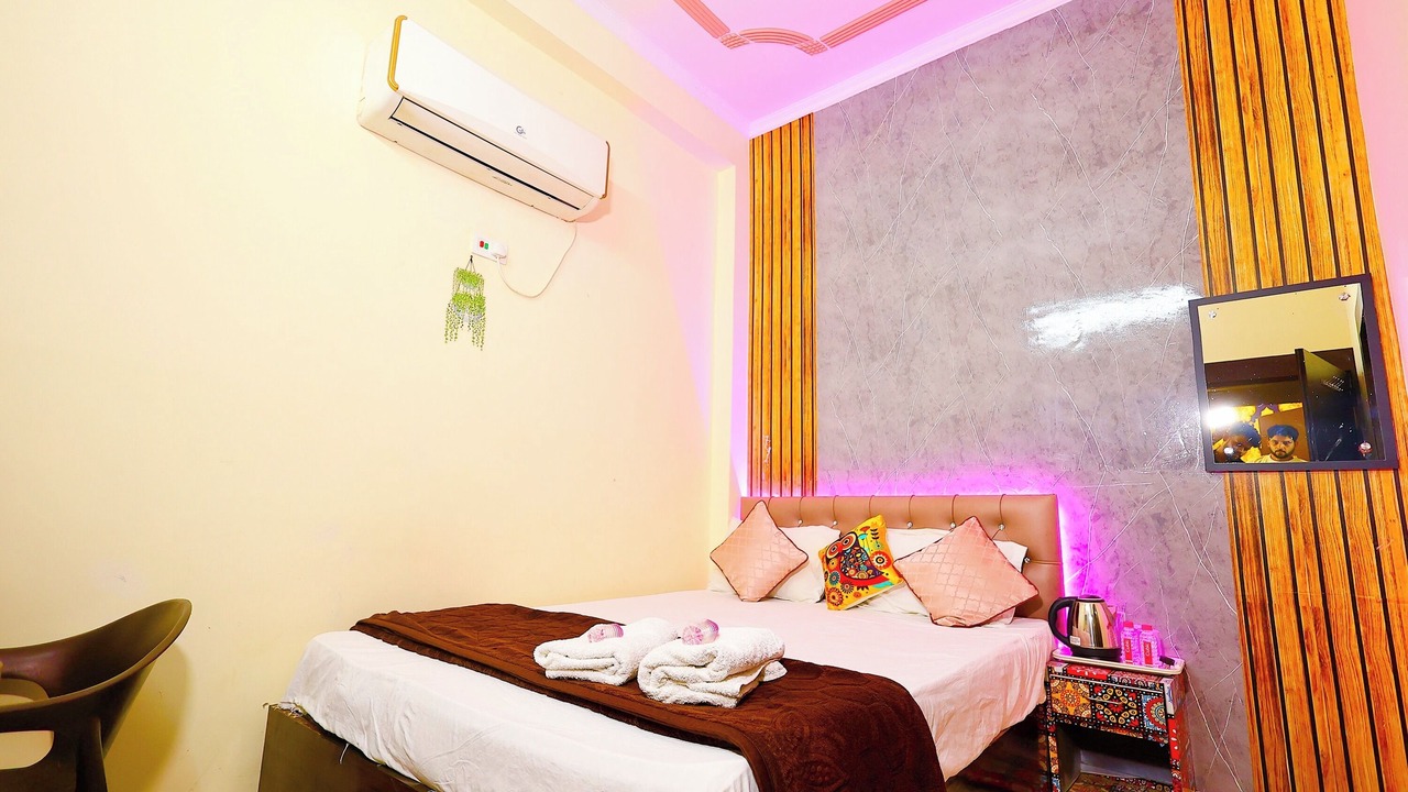 Photo of Bedroom in Taj Ganj