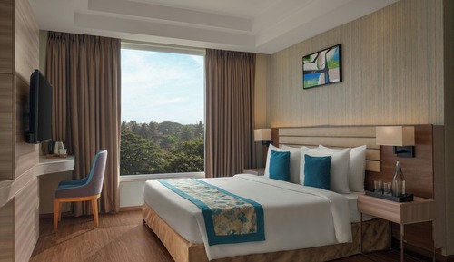 Suite, 1 King Bed, City View