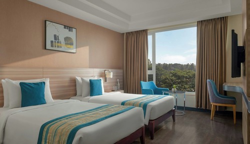 Room, 2 Twin Beds, City View
