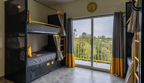 Bed in 6 Bed Mixed Dormitory with Balcony and Garden View