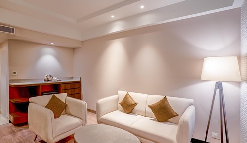 Executive Suite, Smoking