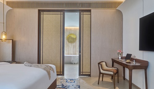 Classic Room, 1 King Bed, Pool View