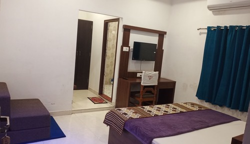 Luxury AC Room with Ensuite Bathroom