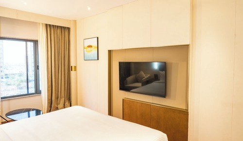 Deluxe King Room, Highway View