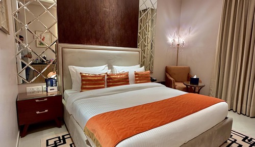 Superior Room, 1 King Bed, Non Smoking, Pool View