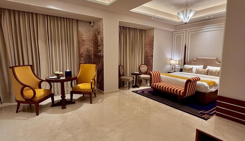 Premium Room, 1 King Bed, Non Smoking, Pool View