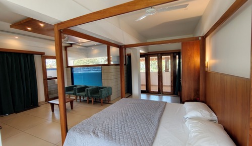 Signature Pool Suite