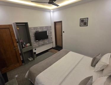 Deluxe Double Room (2 Adults + 1 Child)