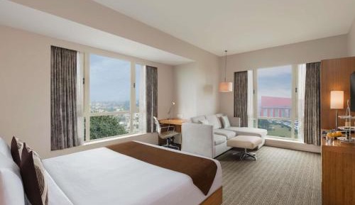 Junior Suite | Unlimited imported liquor at the Premium Lounge (6–8 pm), tea/coffee (10 am–10 pm), one-way airport transfer and 20% off on F&B, Laundry, Spa and Transport