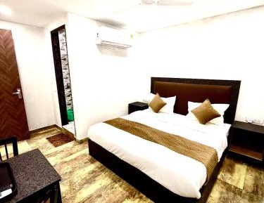 Deluxe Double Room (2 Adults + 1 Child)