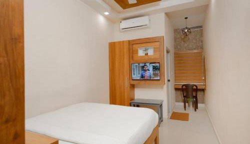 Small AC Room with Queen Bed