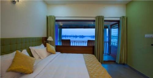 Suite with Lake View