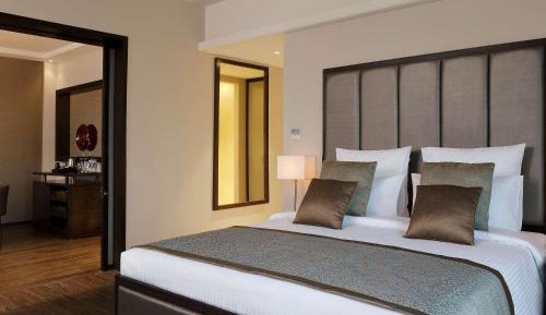 Deluxe Suite |  Unlimited imported liquor at the Premium Lounge (6–8 pm), tea/coffee from 10 am–10 pm, a 30-minute spa, one-way airport transfer, 20% off on F&B, Laundry and Transport