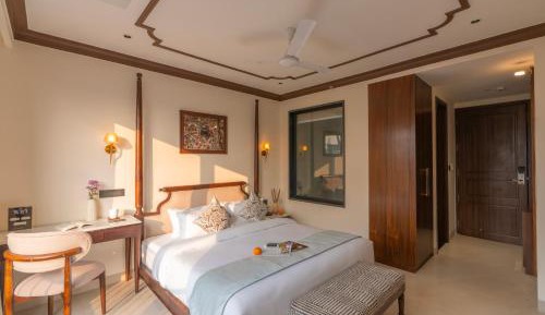 Suite with bathtub