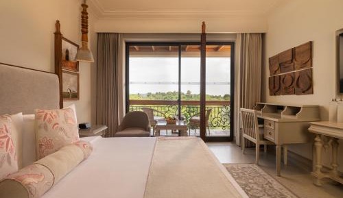 Classic King Room – Happy Hours (5:00 PM to 7:00 PM) Buy 2 Get 1 Free | 15% Discount on Spa and Laundry