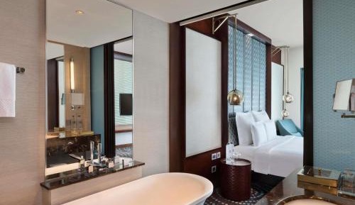Superior Twin Room with Pool View and Bathtub