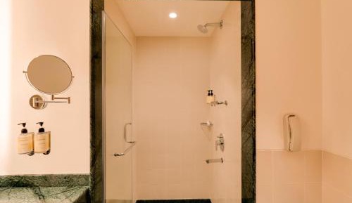 Business King Room (Complimentary Happy Hours at the Bar from 1800 hrs to 2000 hrs,25% Discount on Spa Treatments at the hotel spa and Happy Hours are applicable only on IMFL)