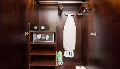 Superior Room with Taj Mahal View and 10% discount on food, beverages and laundry | 50% discount on spa until 5pm | 1+1 IMFL Happy Hours from 1pm to 5pm  (Henry's Pub Only)