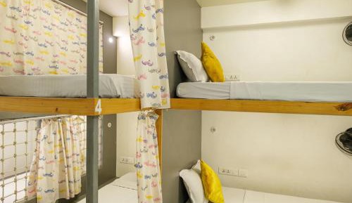 Deluxe 6 Bed Mixed Non AC Dorm
