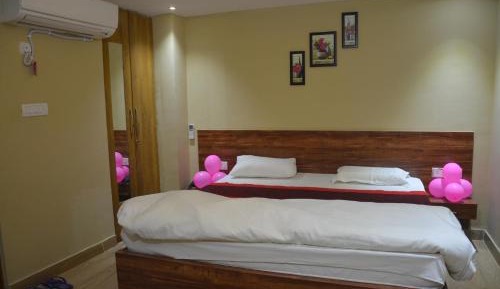 Deluxe Double Room (2 Adults + 1 Child)