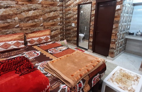 Lajpat Nagar Bed & Breakfast | Luxury Flat in Foreigner Areof Lajpat Nagar With Fully Equipped Kitch