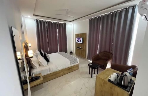 Sidhpur Hotel | Click Collection The Abode Dharamshala