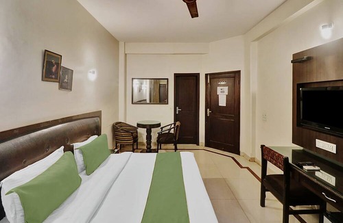 Kalkaji Hotel | FabExpress Lloyd House