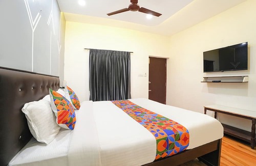 Royapettah Hotel | FabHotel Lloyds Inn I
