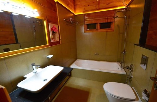 Vazhavatta House | Room-lakerose Wayanad Resort - Water Fro