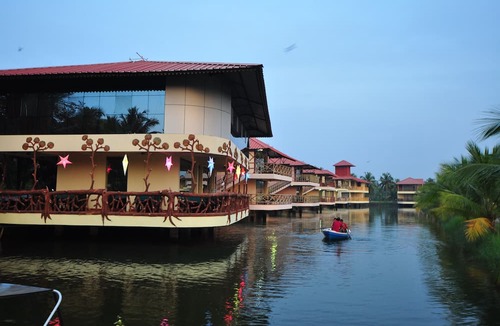 Vaikom Hotel | Kalathil Lake Resort