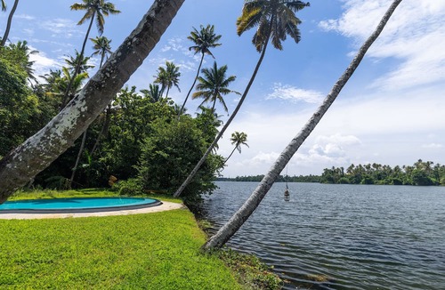 Puthenvelikara Hotel | Cranganor History Cafe Riverside Chateau